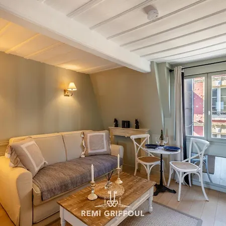 Dolphin View - 2nd Floor - Beautiful Flat With View Of The Port Apartmán