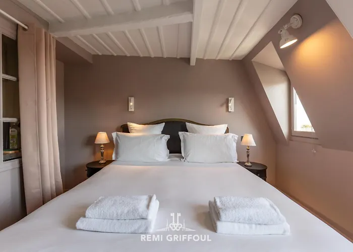 Dolphin View - 2nd Floor - Beautiful Flat With View Of The Port Apartment