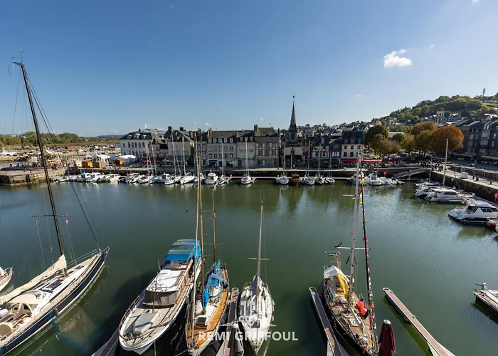 Dolphin View - 2nd Floor - Beautiful Flat With View Of The Port